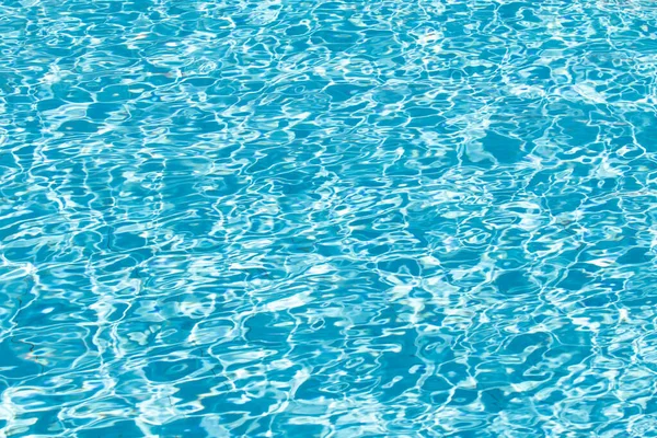 Hintergrund Der Wasseroberfläche Blaues Poolwasser Mit Sonnenreflexen Wellen Von Wasser — Stockfoto