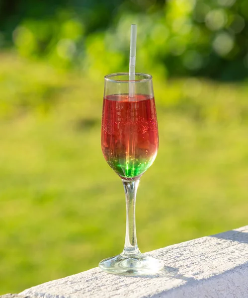 Glas Cocktail Med Sugerør Kolde Drikkevarer Feriestedet Sløret Natur Med - Stock-foto