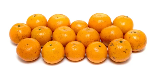 白色の背景に隔離されたライプタンジェリン 柑橘類を熟す — ストック写真