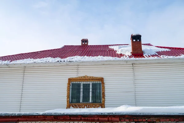 Azulejos Rojos Techo Casa Contra Cielo Azul Paisaje Invierno —  Fotos de Stock