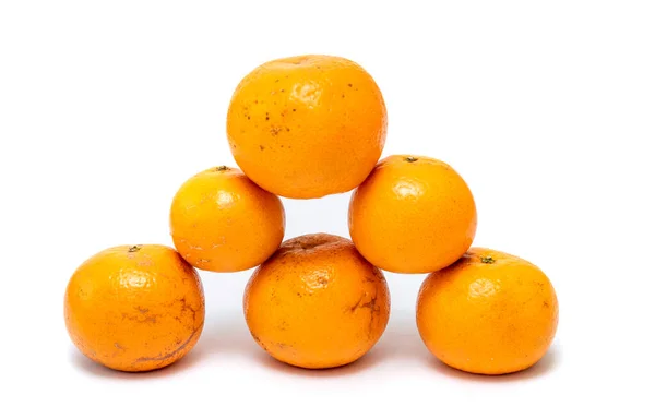 Rijp Mandarijnen Geïsoleerd Een Witte Achtergrond Rijpe Citrusvruchten — Stockfoto