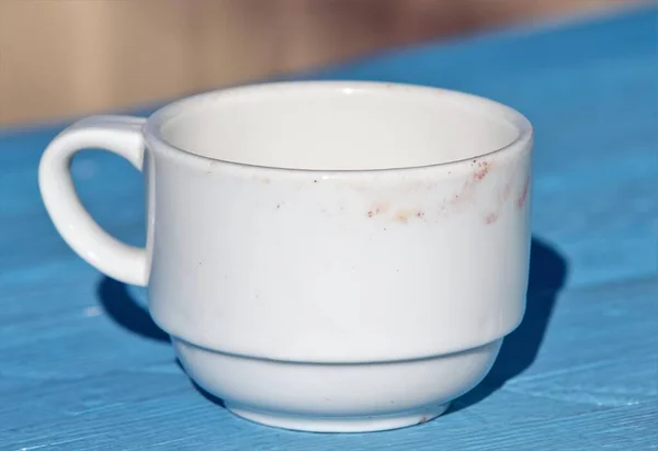 Weiß Mit Einer Handgemachten Untertasse Für Tee Auf Einem Straßentisch — Stockfoto