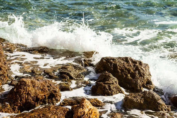 Onda Mar Nas Pedras Spray Espumoso Paisagem Verão — Fotografia de Stock