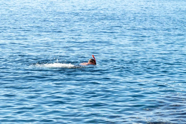 Ein Maskierter Mann Schwimmt Auf Der Wasseroberfläche Seelandschaft — Stockfoto