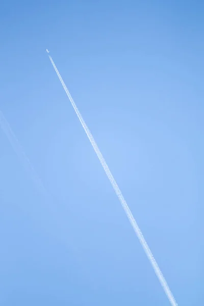 Huella Blanca Avión Cielo Azul Sendero Avión Pasajeros Alado Cielo Imagen De Stock