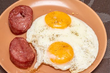 Sosisli sahanda yumurta, gurme kahvaltı, yiyecek..