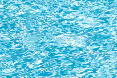 Su yüzeyi arka planı. Güneş yansımalı mavi havuz suyu. Havuzda su dalgaları.