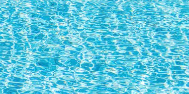 Su yüzeyi arka planı. Güneş yansımalı mavi havuz suyu. Havuzda su dalgaları.