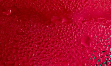 Bardağa su damlaları, bokeh suyu, renkli camlar..