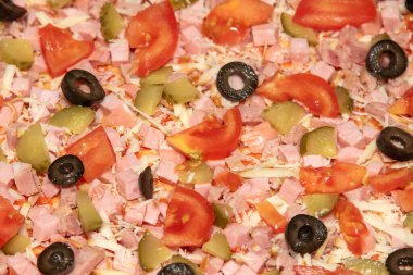 Pizza manzaralı, domates sosisli, peynirli domates zeytinli..