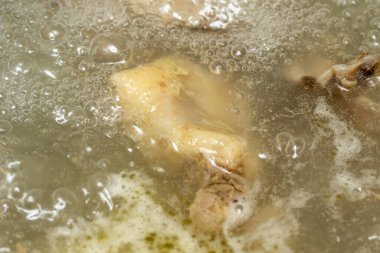 Tavuk suda kaynatılır, et suyu..