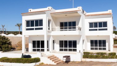 Orta Doğu 'daki binalar, Arap evleri, beyaz sıva. Mavi gökyüzüne karşı, sıcak yaz.