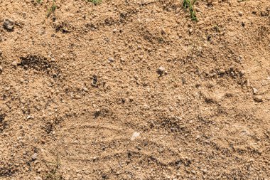 Kaba sarı kum, izler, kumlu arkaplan.