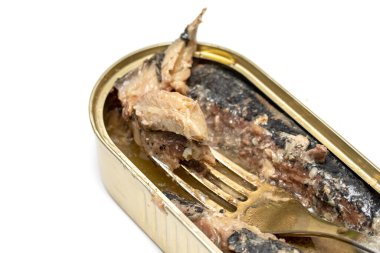 Beyaz arka planda balık yağlı teneke kutu. Yağ içinde balık kavanozunu aç, yolu kes.