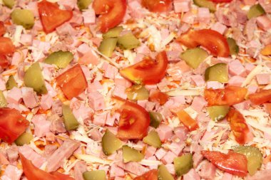 Pizza manzaralı, domates sosisli, peynirli domates zeytinli..