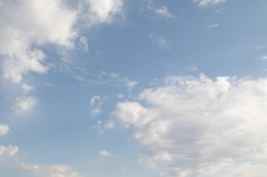 Mavi güneşli gökyüzü, beyaz Cumulus bulutları daha alçak bulut tabakası, gökyüzü arkaplanı .
