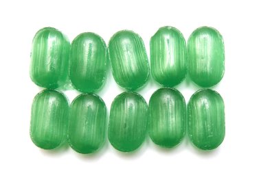 Yeşil haplar, şeker için şekerler, beyaz arka planda izole edilmiş..