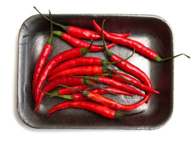 Plastik tabakta kırmızı biber..