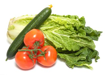 Beyaz arka planda izole edilmiş domates, salatalık, Pekin lahanası..