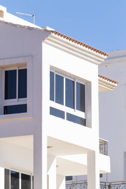 Orta Doğu 'daki binalar, Arap evleri, beyaz sıva. Mavi gökyüzüne karşı, sıcak yaz.