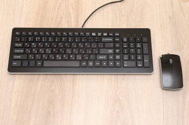 Bilgisayar klavyesi, fare, ahşap zeminde aletler..