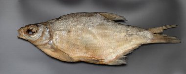 Koyu arkaplanda tuzlu kuru balık.