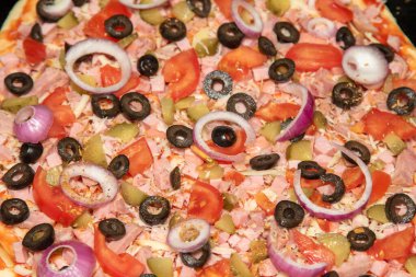 Pizza manzaralı, domates sosisli, peynirli domates zeytinli..