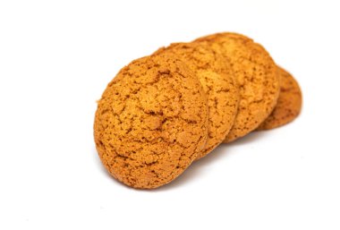 Beyaz arka planda yuvarlak yulaflı kurabiyeler. Protein ve lifle ilişkili besleyici gıdalar.