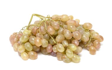 Beyaz arka planda bir demet olgun üzüm..