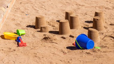 Deniz kıyısındaki kumsal binaları. Çocuksu kum evleri..