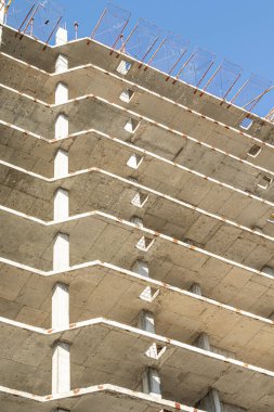 Tek katlı, çok katlı bir bina, beton duvarlar, doğa..