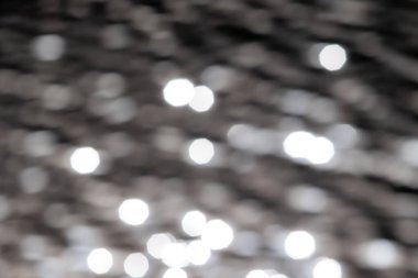 Odaklanamayan bokeh, karanlık arka plan. Suda dalgalanmalar.