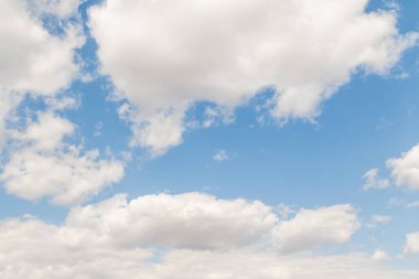 Mavi güneşli gökyüzü, beyaz Cumulus bulutları daha alçak bulut tabakası, gökyüzü arkaplanı .