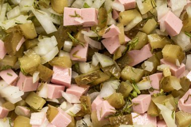 Doğranmış yeni yıl salatası, patates, salatalık, sosis, yumurta, mayonez..