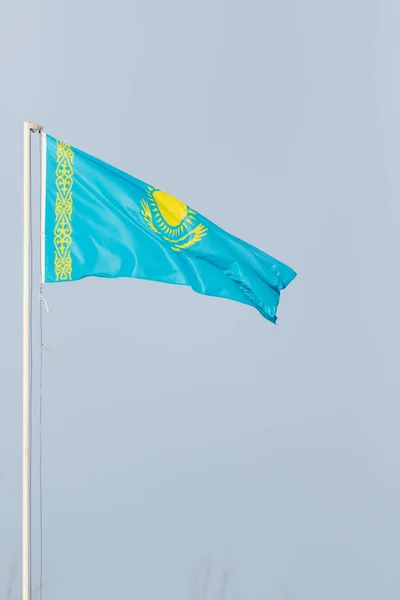 Bandeira Cazaquistão Contra Céu Azul — Fotografia de Stock