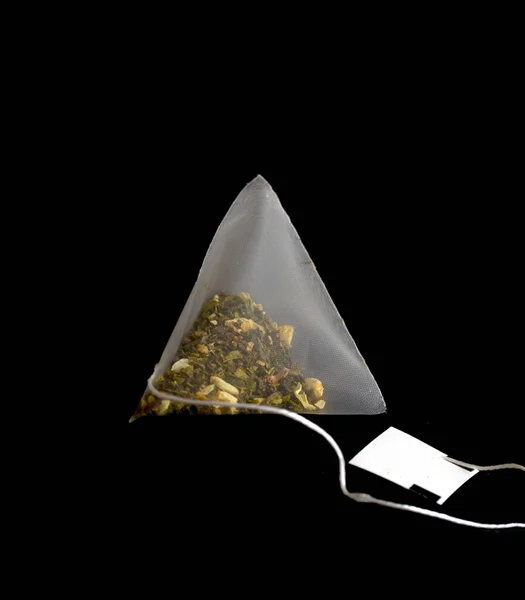Háromszög Alakú Piramis Táska Zöld Tea Egy Fekete Háttér — Stock Fotó