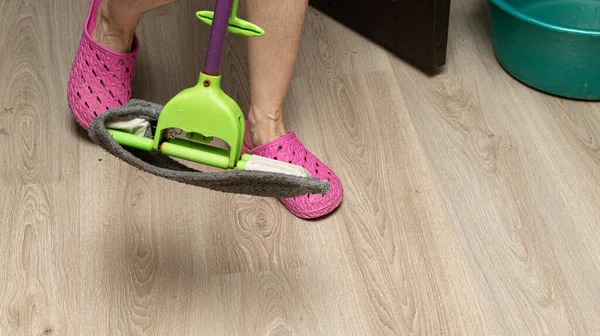 清洁工具用拼花 抗菌概念 防毒等方法擦拭客厅地板 — 图库照片