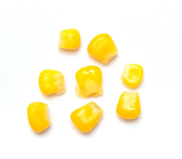 新鲜的玉米种子 在白色背景上被分离 有剪裁的轮廓 生黄玉米粒的特写 宏观摄影 — 图库照片