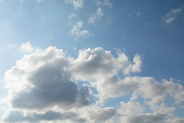 Blauwe Zonnige Lucht Witte Cumulus Wolken Onderste Laag Van Wolkendek — Stockfoto
