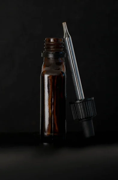 Γυάλινο Μπουκάλι Και Σταγονόμετρο Απομονώνονται Μαύρο Φόντο — Φωτογραφία Αρχείου