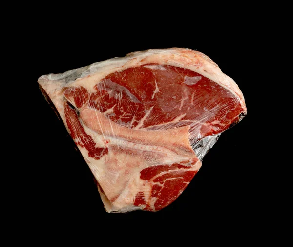 一块新鲜的生肉 骨头在黑色的背景上 — 图库照片