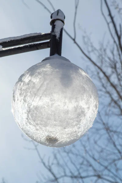 Lámpara Redonda Cristal Nieve Invierno Contra Cielo Azul —  Fotos de Stock