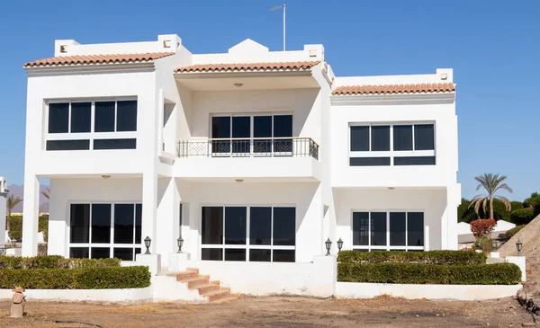 Orta Doğu 'daki binalar, Arap evleri, beyaz sıva. Mavi gökyüzüne karşı, sıcak yaz.