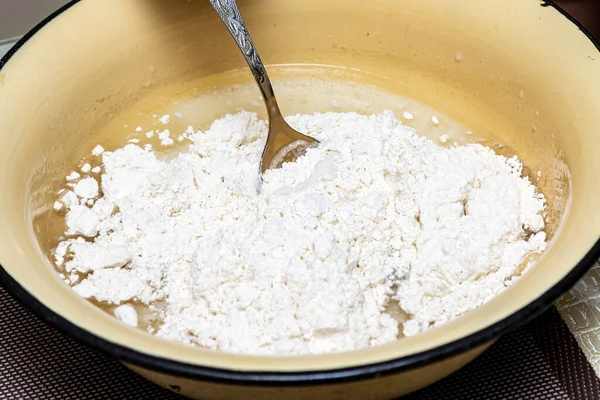 Προετοιμασία Της Ζύμης Αλεύρι Γάλακτος Ζάχαρη Ανακατέψτε Ένα Κουτάλι — Φωτογραφία Αρχείου