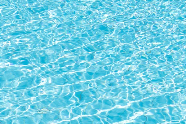 Hintergrund Der Wasseroberfläche Blaues Poolwasser Mit Sonnenreflexen Wellen Von Wasser — Stockfoto