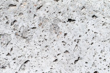 Arka plan, doku, çatlaklı ve delikli sert beton duvar..