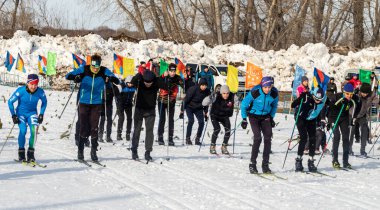 Petropavlovsk, Kazakistan - 29 Şubat 2020: Erkekler ve kadınlar, çocuklar kışın ormanda kayak yapıyor. Güneşli kış manzarası, kayak. Petropavlovsk, Kazakistan.