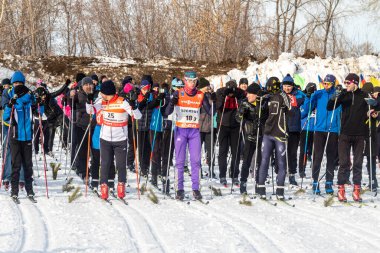 Petropavlovsk, Kazakistan - 29 Şubat 2020: Erkekler ve kadınlar, çocuklar kışın ormanda kayak yapıyor. Güneşli kış manzarası, kayak. Petropavlovsk, Kazakistan.