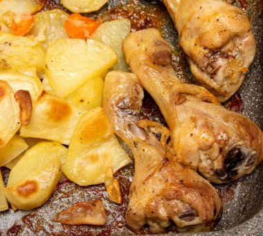 Kızarmış tavuk budu ve tabakta altın kabuk..