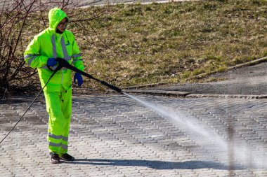 Petropavlovsk, Kazakistan - 11 Nisan 2020: Covid-19 virüsünün ortaya çıkmasıyla bağlantılı olarak şehir merkezindeki sokak ve sokakların temizlenmesi, temizlenmesi ve dezenfekte edilmesi. Koruyucu elbiseli takım.